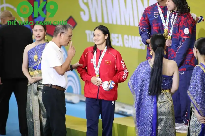 Mỹ Tiên có cuộc trao đổi ngắn với ông Đinh Việt Hùng, Phó chủ tịch thường trực Hiệp hội Thể thao dưới nước Việt Nam