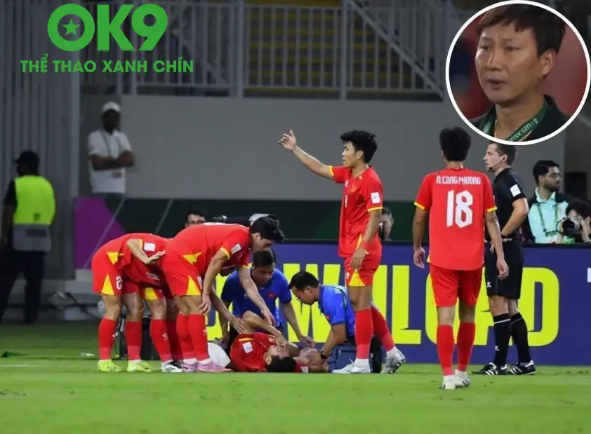 Chấn thương của Hiểu Minh khiến cả đồng đội lẫn ban huấn luyện của U23 Việt Nam bàng hoàng. (Ảnh: AFC)