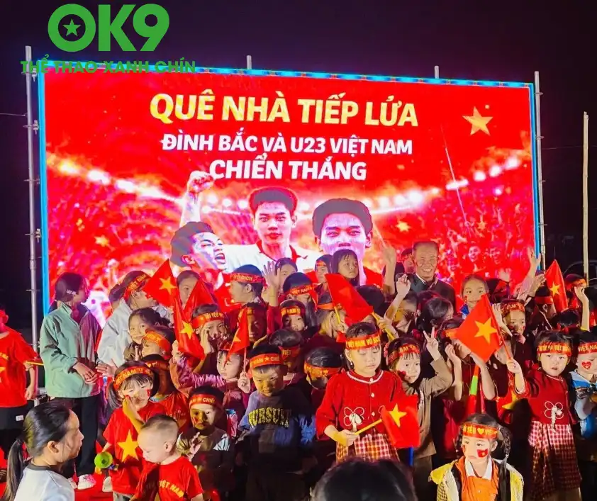 Hình ảnh bà con quê hương Đình Bắc cổ vũ ở trận đấu với U23 Trung Quốc.