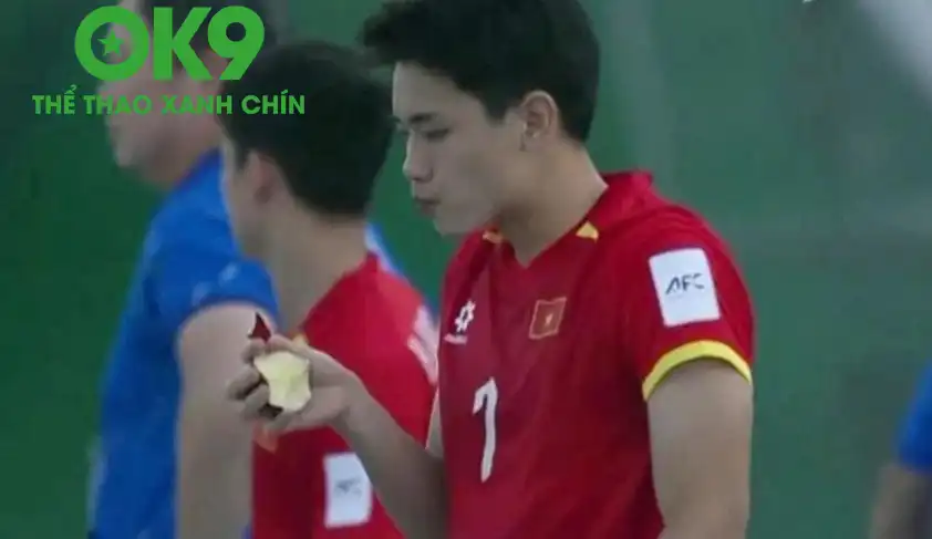 Khoảnh khắc ăn táo gây sốt của Đình Bắc sau trận thắng Jordan.